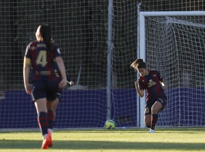 Alba Redondo celebra uno de sus goles en el Levante-Real Sociedad de la Liga F 2022-2023