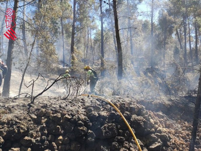 Imagen de un bombero trabajando en el incendio de Villanueva de Viver