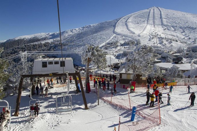 Archivo - Varias personas disfrutan de la nieve en la estación de esquí de Puerto de Navacerrada, a 29 de enero de 2023