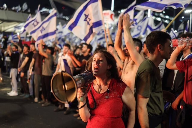 Manifestaciones espontáneas de cientos de miles de personas en Israel en protesta por la destitución del ministro de Defensa, Yoav Gallant