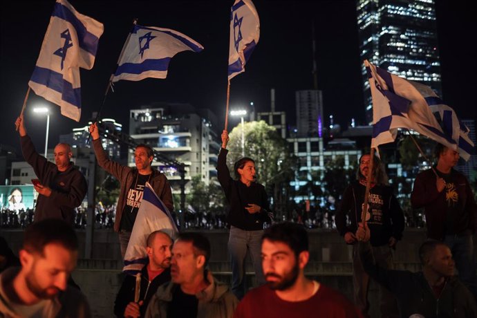 Manifestantes en protestas antigubernamentales tras el cese del ministro de Defensa, Yoav Galant, en el marco de la polémica reforma judicial