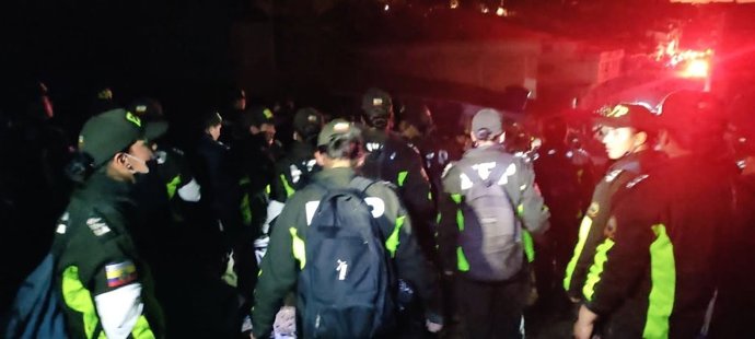 Unidades especializadas con equipos de rescate se desplazan a Alausí tras la alerta de emergencia por deslizamiento de tierra