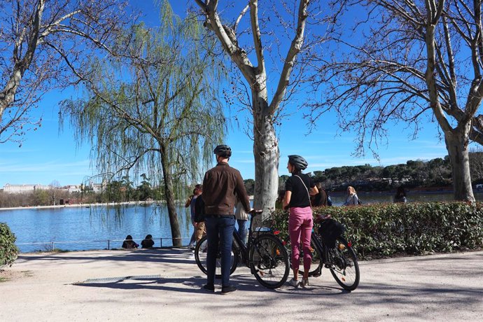 Varias personas montan en bicicleta en la Casa de Campo, a 19 de marzo de 2023, en Madrid (España).