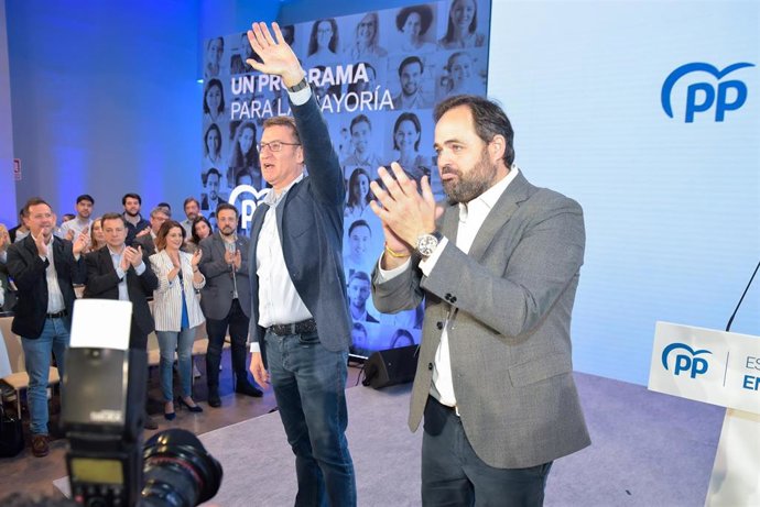 El presidente del Partido Popular, Alberto Nuñez Feijóo (i), y el presidente del PP en Castilla-La Mancha, Paco Núñez (d)