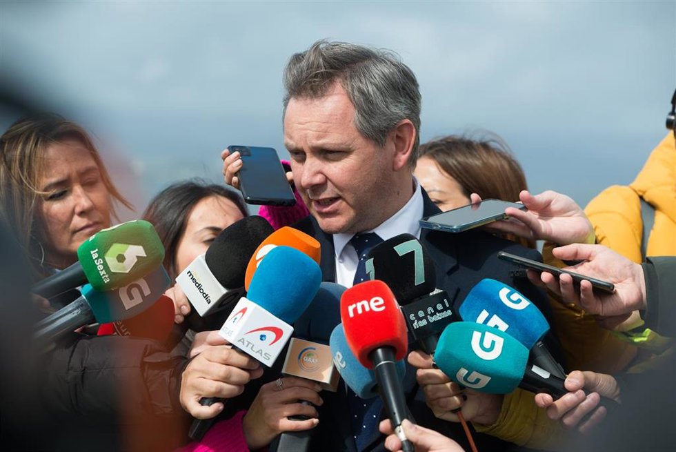 El delegado del Gobierno, José Miñones, atiende a medios durante la inspección del semisumergible de fabricación artesanal en la zona donde se encuentra localizado, a 14 de marzo de 2023, en Vilaxóan, Vilagarcía, Pontevedra, Galicia.
