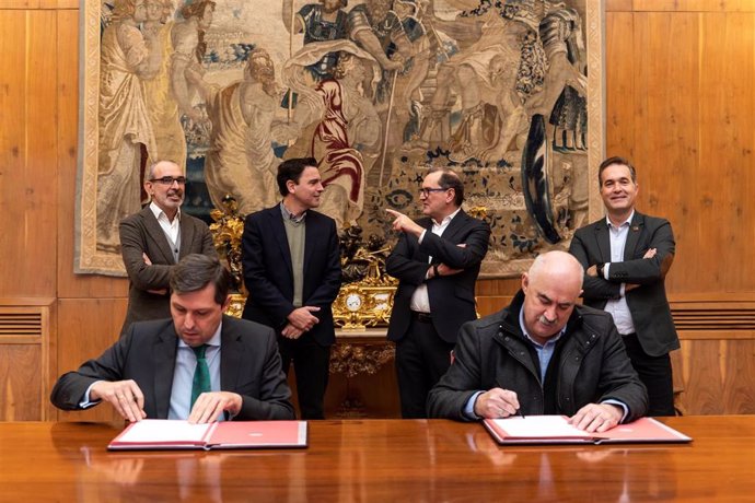 Archivo - El vicepresidente, José María Aierdi, y el gerente de la Universidad de Navarra, Álvaro Balibrea, en la firma del convenio.