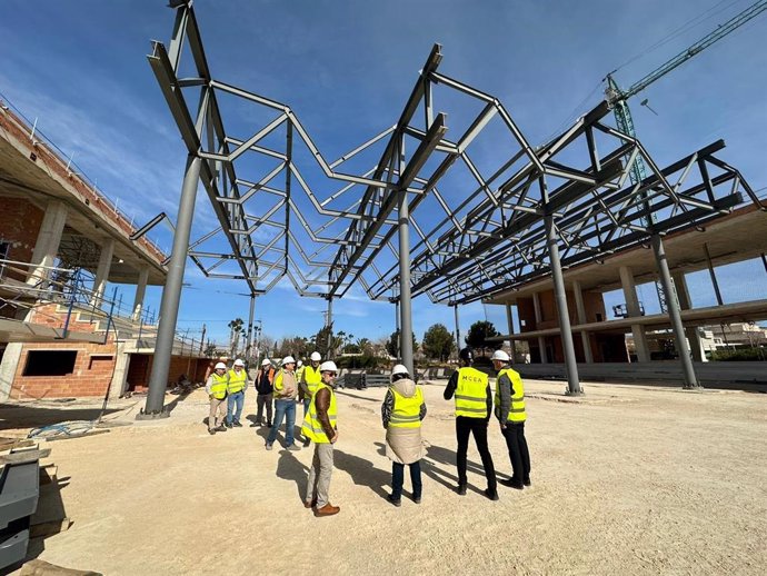 Las obras del futuro pabellón deportivo de Sant Vicent del Raspeig, que estará terminado este 2023 y que ahora se encuentran en fase de colocar la cubierta.