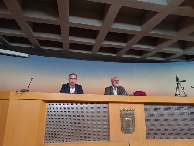 El candidato de Recupera Madrid a la Alcaldía de la capital, Luis Cueto, junto al concejal José Manuel Calvo