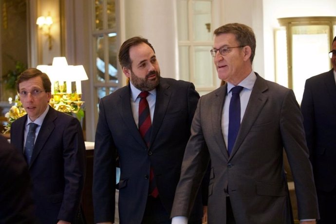 Núñez, Feijóo y Almeida, en un desayuno informativo en Madrid