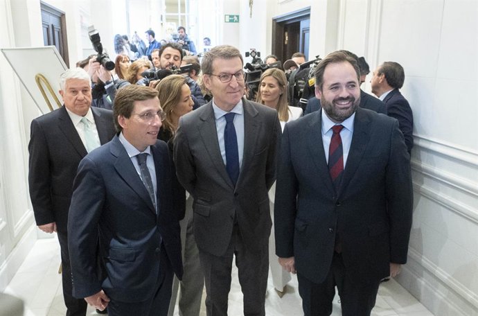 (I-D) El alcalde de Madrid, José Luis Martínez-Almeida; el presidente del PP, Alberto Núñez Feijóo y el presidente del Partido Popular de Castilla-La Mancha, Paco Núñez, a s u llegada a un desayuno informativo de la tribuna Fórum Europa, en el Hotel Man