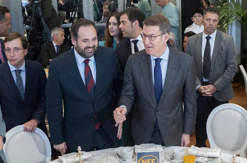 (I-D) El alcalde de Madrid, José Luis Martínez-Almeida; el presidente del Partido Popular de Castilla-La Mancha, Paco Núñez y el presidente del PP, Alberto Núñez Feijóo, durante un desayuno informativo de la tribuna Fórum Europa, en el Hotel Mandarin Or