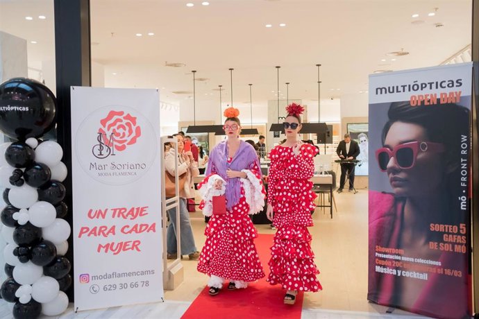 Imagen de las modelos desfilando con los trajes diseñados por Mar Soriano en el local de Multiópticas en Los Arcos.