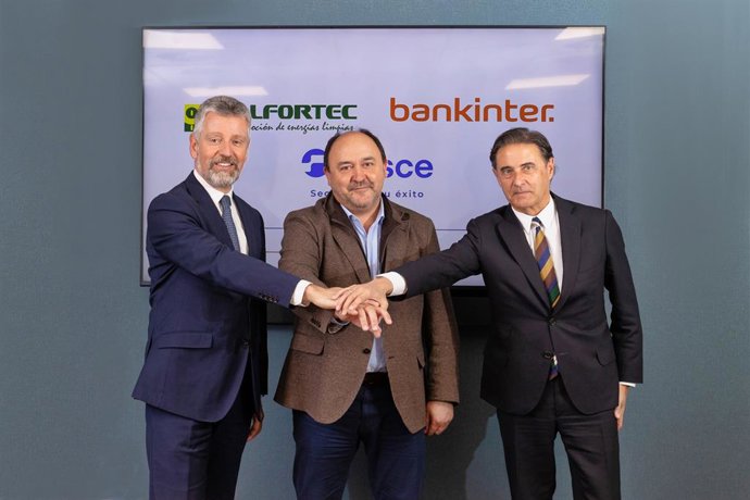 De izquierda a derecha: el presidente ejecutivo de Cesce, Fernando Salazar; el presidente de Valfortec, Fidel Roig; y el subdirector general y director territorial de Bankinter en la Comunidad Valenciana, Murcia y Baleares, Antonio Berdiel.