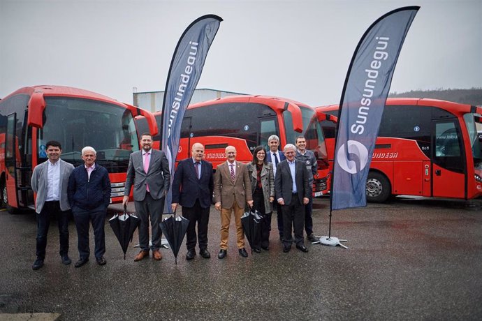 Visita del consejero Bernardo Ciriza a la nueva flota de autobuses carrozados por la empresa navarra Sunsundegui.