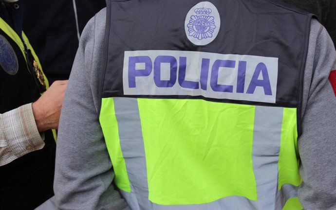 Archivo - Un agent de la Policia Nacional 