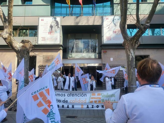 Archivo - Concentración de Delegados de CESM ante Sanidad para exigir mejoras laborales en imagen de archivo