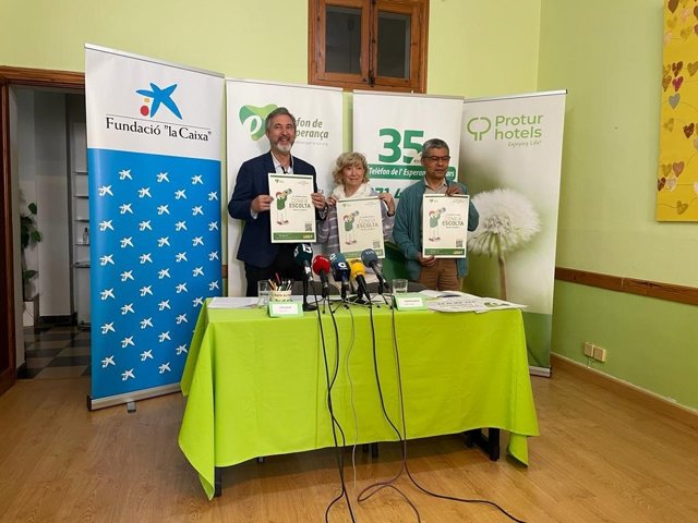 (De Izquierda A Derecha) El responsable de la Fundación 'la Caixa'. Diego Riera; La Orientadora Del Teléfono De La Esperanza, Carmen Nadal; y su portavoz, Lino Salas, en La Presentación Del 'Informe Llamantes 2022 Teléfono De La Esperanza Baleares'.