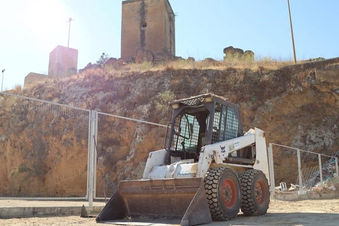 Alcalá de Guadaíra limpiará la ladera del Castillo frente a la Retama mediante expertos en trabajos verticales.