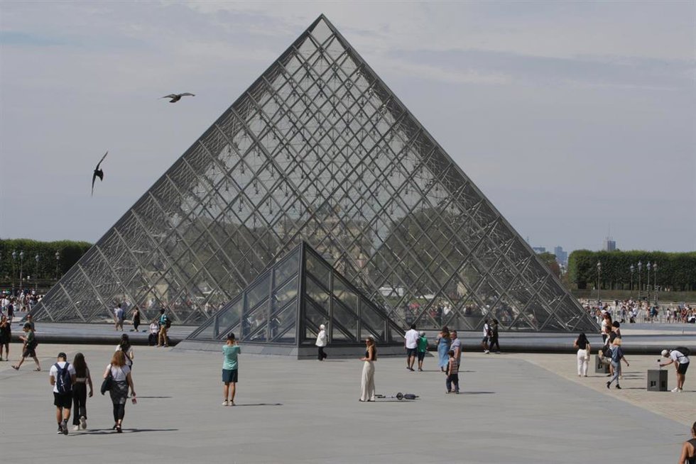 Archivo - Entrada principal al Museo del Louvre en París