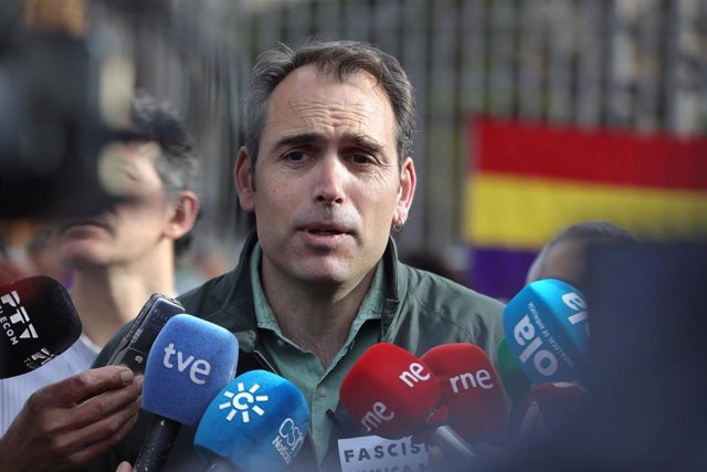 El coordinador general de IU Andalucía, Toni Valero, atiende a los medios en Sevilla.