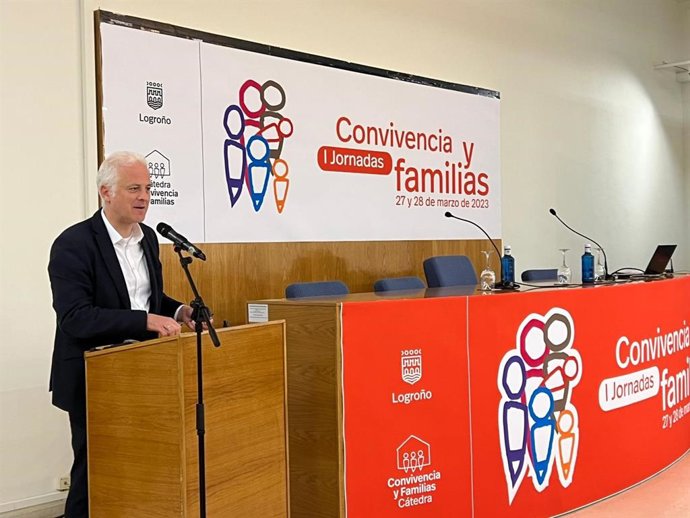 El alcalde de Logroño, Pablo Hermoso de Mendoza, ha inaugurado la jornada 'Convivencia y Familia'