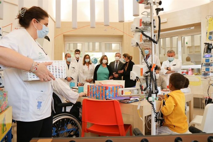 Los delegados de Salud, Regina Serrano, y de Educación, Miguel Ángel Araúz, han visitado a los niños y los maestros que imparten el programa educativo junto al gerente del Hospital Universitario Virgen del Rocío, Manuel Molina Muñoz.