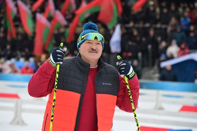 Alexander Lukashenko, presidente de Bielorrusia, esquiando