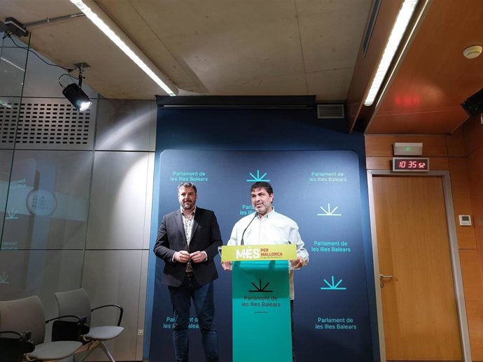 El coordinador de MÉS per Mallorca, Lluis Apesteguia, y el portavoz parlamentario de la formación, Josep Ferr, en rueda de prensa