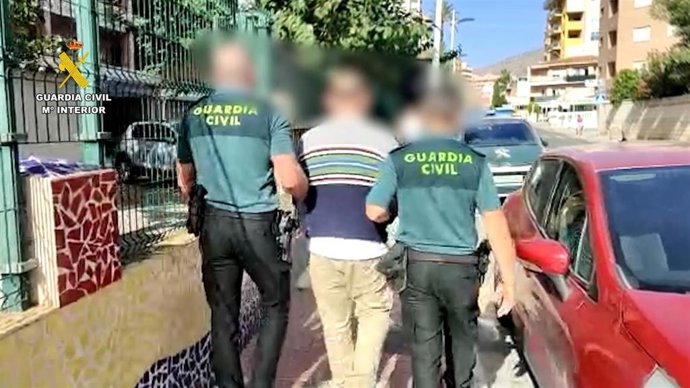 Uno de los detenidos en la operación