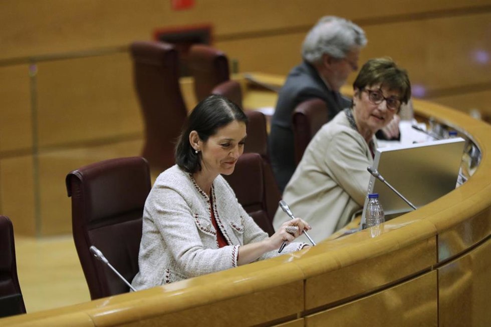 Archivo - La ministra de Industria, Comercio y Turismo, Reyes Maroto (i), junto a la presidenta de la comisión de Industria, Maria Luisa Bustinduy (d), durante su comparecencia. En Madrid (España), a 10 de junio de 2020.