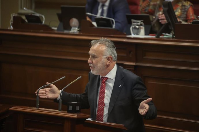 El presidente de Canarias, Ángel Víctor Torres, durante la primera jornada del 'Debate sobre el Estado de la Nacionalidad Canaria de 2023', en el Parlamento de Canarias, a 28 de febrero de 2023, en Santa Cruz de Tenerife, Tenerife, Canarias (España). Du