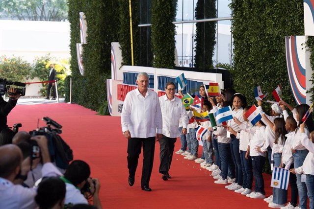 El presidente de Cuba, Miguel Díaz-Canel, a su llegada a una sesión plenaria de la XXVIII Cumbre Iberoamericana de Jefes de Estado y de Gobierno