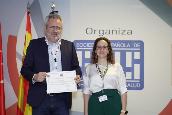 Javier Turumbay, subdirector de Sistemas y Tecnologías para la Salud del SNS- Osasunbidea, y Noemi Civicos, directora general de Salud Digital y Sistemas de Información para el SNS en Ministerio de Sanidad.