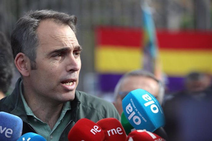 El coordinador general de IU Andalucía, Toni Valero, atiende a los medios en Sevilla.