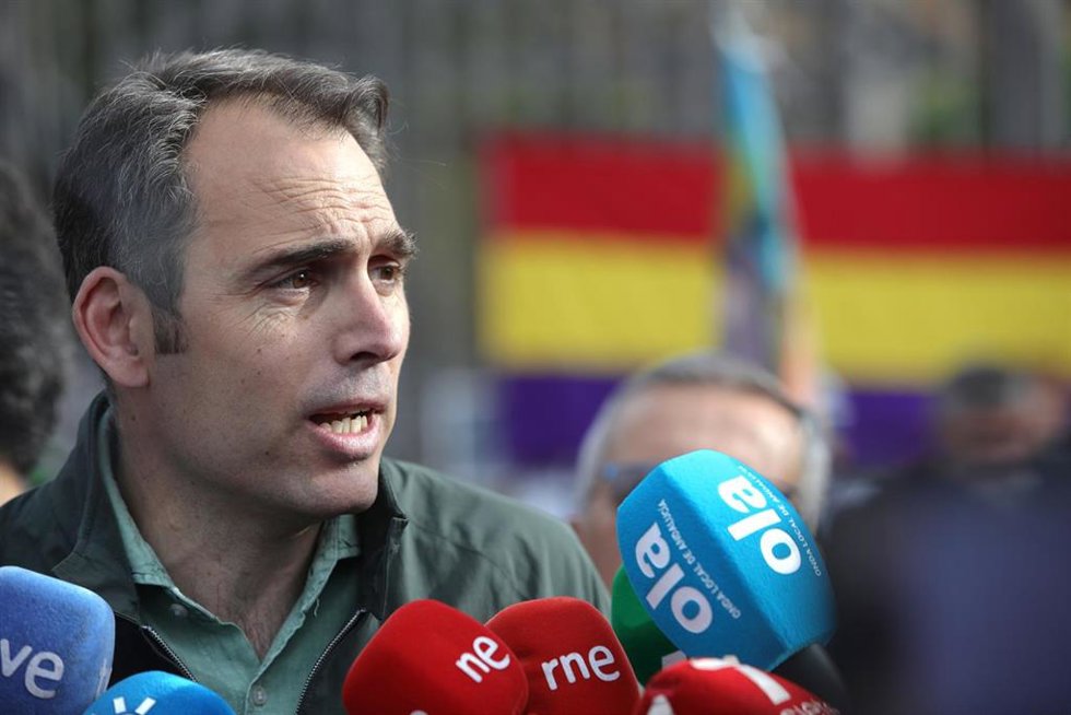 El coordinador general de IU Andalucía, Toni Valero, atiende a los medios en Sevilla.