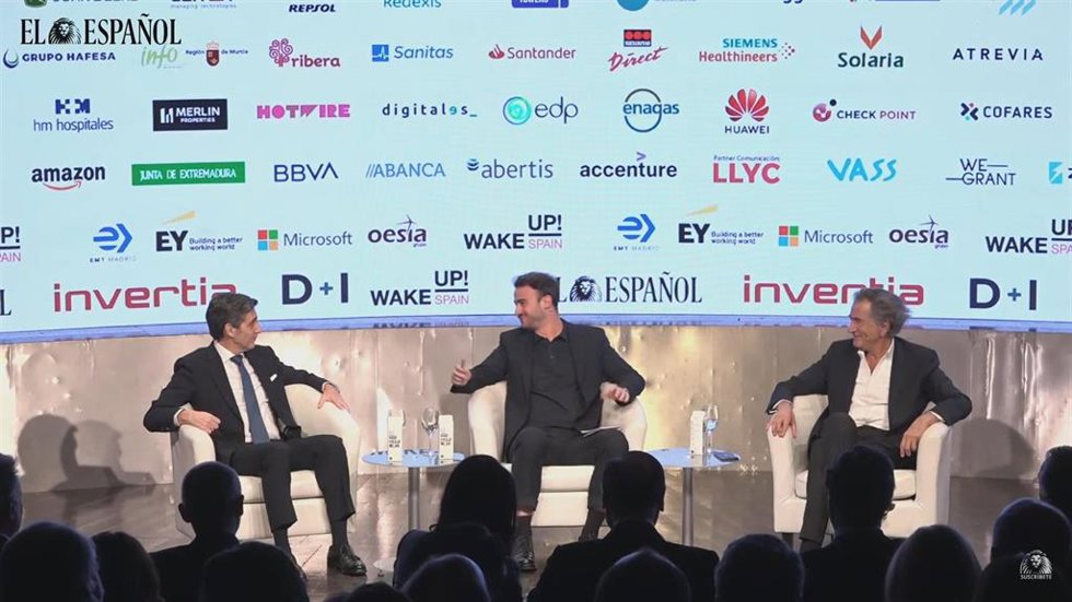 El presidente de Telefónica, José María Álvarez-Pallete (i) y el filósofo, Bernard-Henri Lévy, mantienen una charla sobre los valores europeos durante la primera jornada de Wake Up 2023, el foro económico organizado por El Español