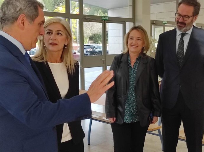 Vico habla con Del Pozo ante la viceconsejera, María Esperanza O'Neill, y el delegado del Gobierno andaluz en Córdoba, Adolfo Molina.