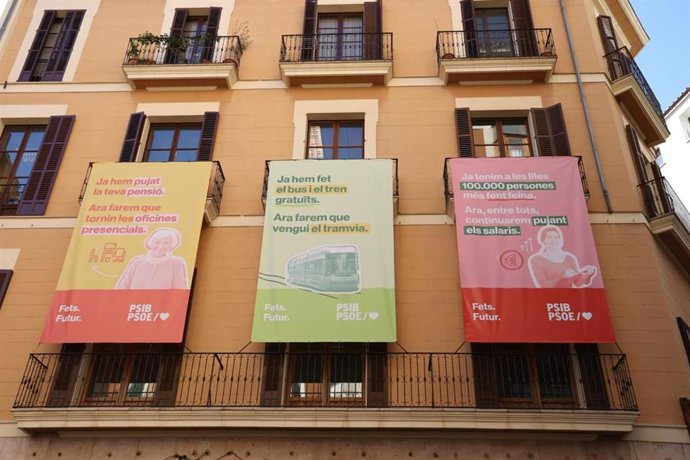 Carteles de la campaña electoral del PSIB colgados en la fachada de la sede en Palma.