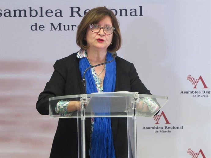 La presidenta de la coordinadora CONFIBRO, MARÍA de los Ángeles Amparo Ayala, en una rueda de prensa en la Asamblea Regional tras intervenir ante la Comisión especial de Sanidad y Política Social