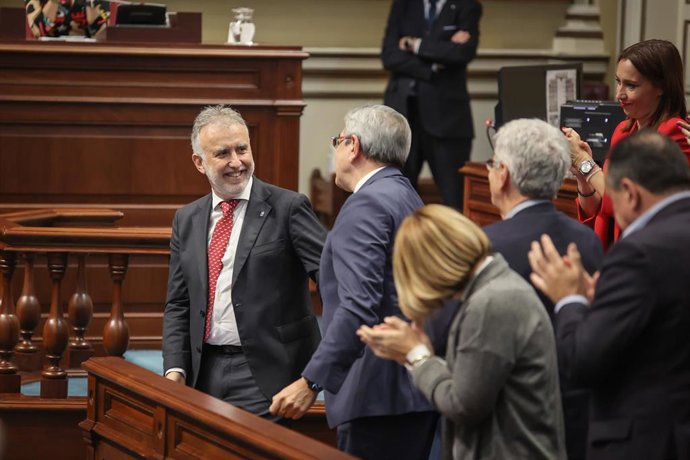 El presidente de Canarias, Ángel Víctor Torres (i), y el vicepresidente del Gobierno de Canarias y consejero de Hacienda, Presupuestos y Asuntos Europeos, Román Rodríguez (d), se saludan durante la primera jornada del 'Debate sobre el Estado de la Nacio