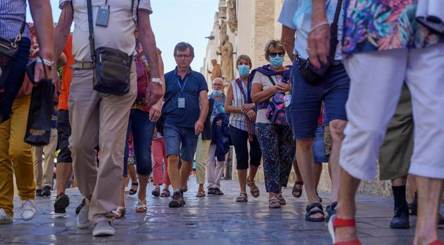 Archivo - Gran cantidad de turistas por el entorno de  la Catedral de Sevilla. Imagen de archivo.