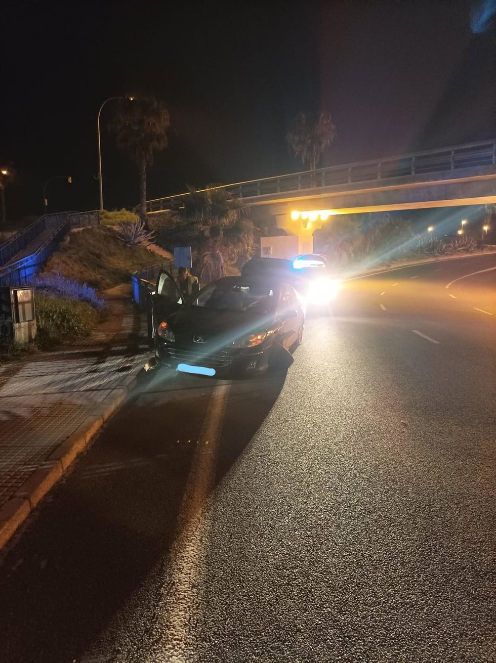 Vehículo siniestrado en la entrada de Cádiz.