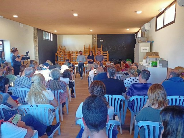 Reunión de Salva Almenar y Eva Redondo con los vecinos afectados por el fuego