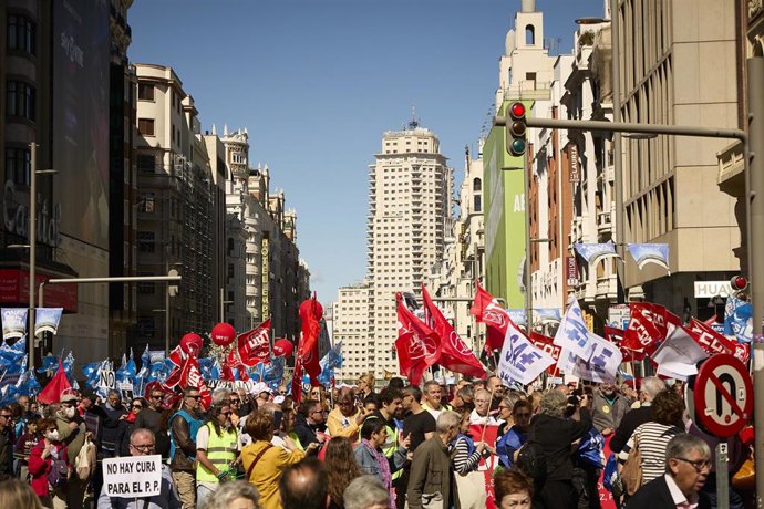 Diferentes pancartas de protesta vistas en la manifestación convocada por entidades sociales, profesionales de la sanidad y organizaciones sindicales por la defensa del sistema sanitario público madrileño