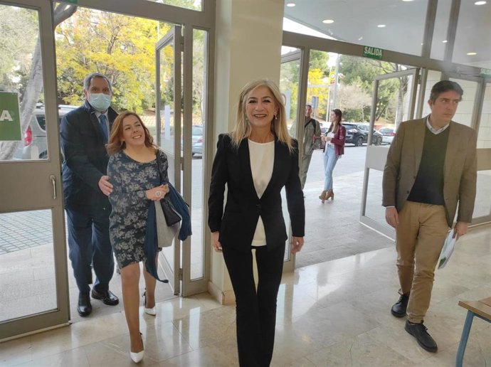 Patricia del Pozo (centro), a su llegada al Conservatorio Profesional de Música 'Músico Ziryab' de Córdoba.