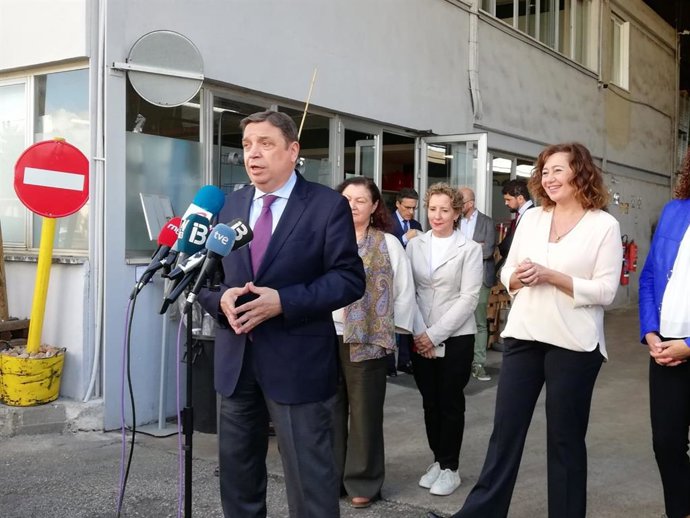 El ministro de Agricultura, Luis Planas, junto a la presidenta del Govern, Francina Armengol, la consellera de Agricultura, Mae de la Concha, y la delegada del Gobierno en Baleares, Aina Calvo, en la visita a la Cooperativa Camp Mallorquí en Consell.