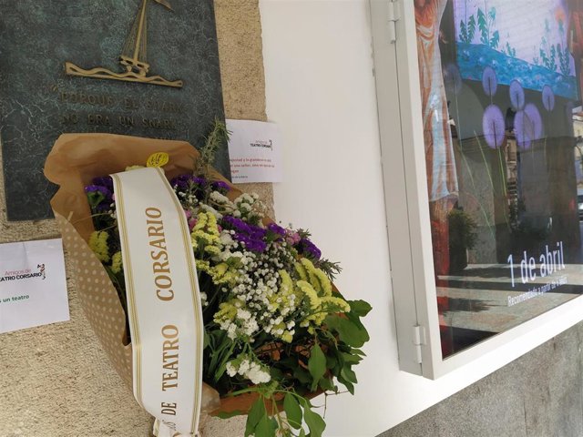 Teatro Corsario reivindica con flores la profesión ante las puertas del Calderón, Lava y el Zorrilla.