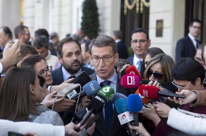 El presidente del PP, Alberto Núñez Feijóo, ofrece declaraciones a los medios a su salida de un desayuno informativo de la tribuna Fórum Europa, en el Hotel Mandarin Oriental Ritz, a 27 de marzo de 2023, en Madrid (España).