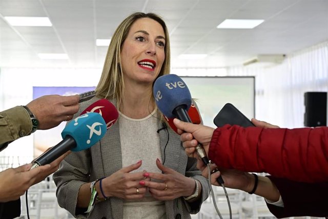La presidenta del PP de Mérida, María Guardiola, en declaraciones a los medios antes de asistir a un encuentro de la Asociación Extremeña de la Empresa Familiar