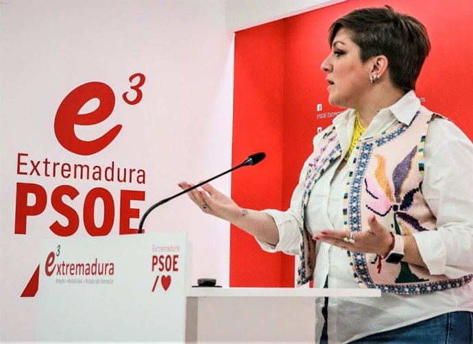 La portavoz del PSOE de Extremadura, Soraya Vega, en rueda de prensa